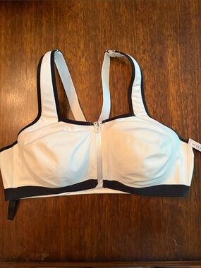 NWT victoria’s Secret Knockout Secret Front Close Sports Bra 38D